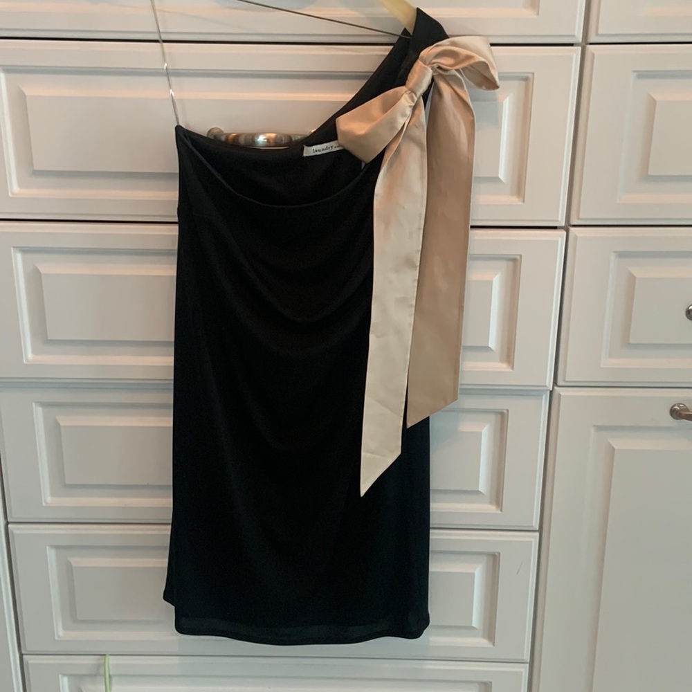 Beautiful EUC Laundry Size 8 black one shoulder dress with tan bow